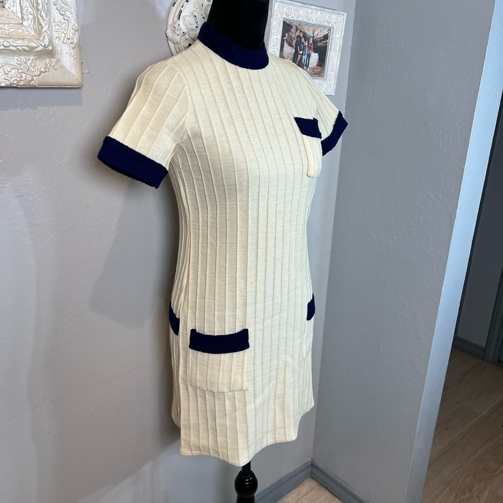 Vintage 1960’s Ribbed Knit Dress with Navy Trim - Picture 6 of 10